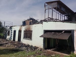 Incêndio destrói parte superior de residência de dois pavimentos no Oeste de SC