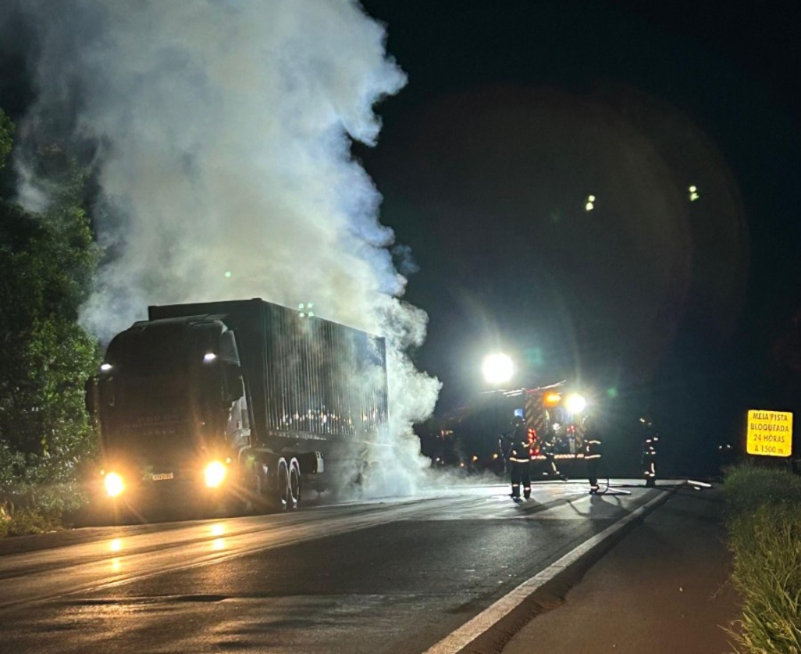 Incêndio em carreta interdita a BR-282 durante a noite em Joaçaba