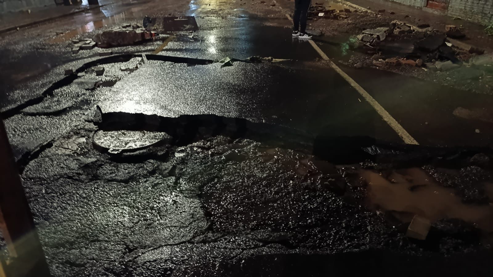 Temporal em Chapecó: Alagamentos, vias interditadas e famílias desalojadas marcam a noite desta segunda-feira
