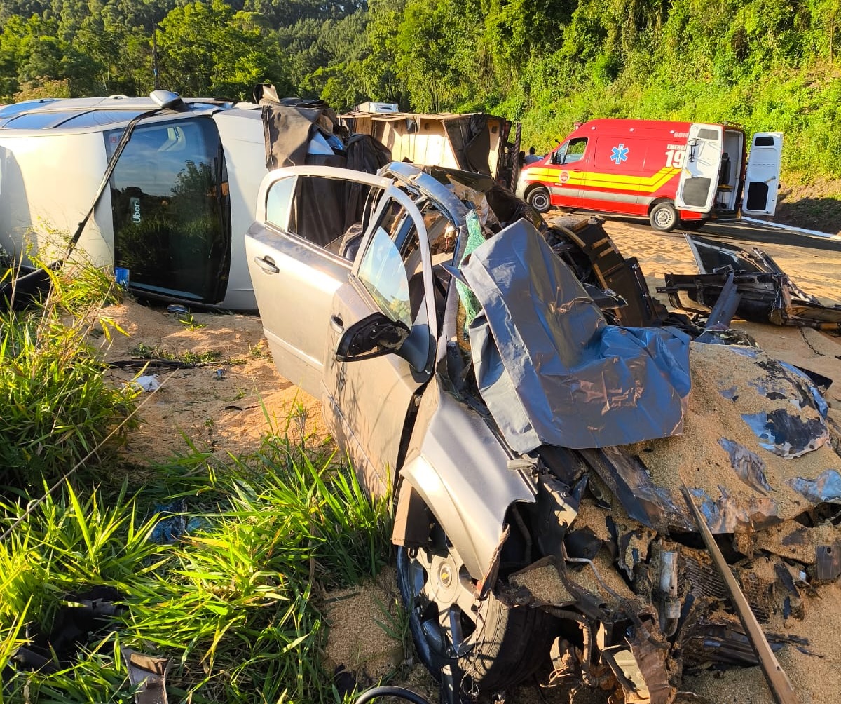 Engavetamento na BR-282 deixa mortos e feridos neste sábado