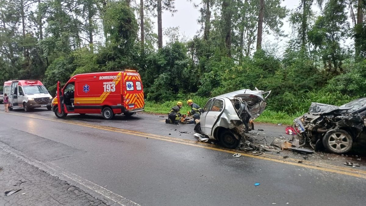 Violenta colisão entre três veículos na BR-470 deixa jovem morto em SC