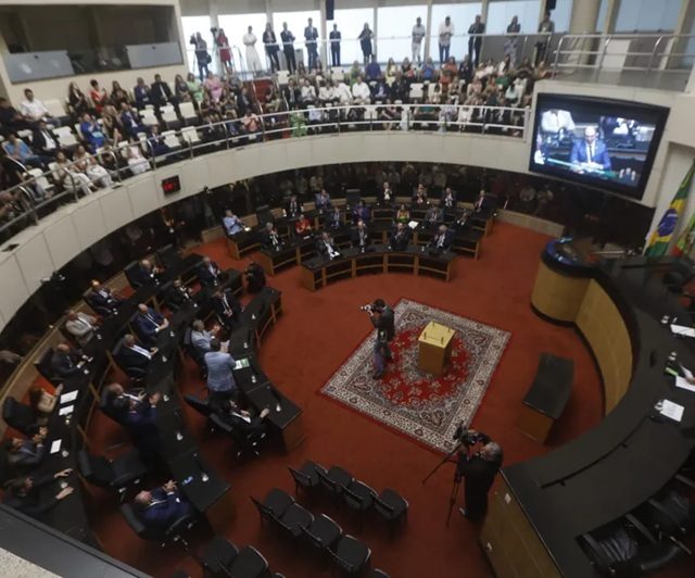 Alesc aprova projeto que elimina cotas raciais em instituições de ensino de SC