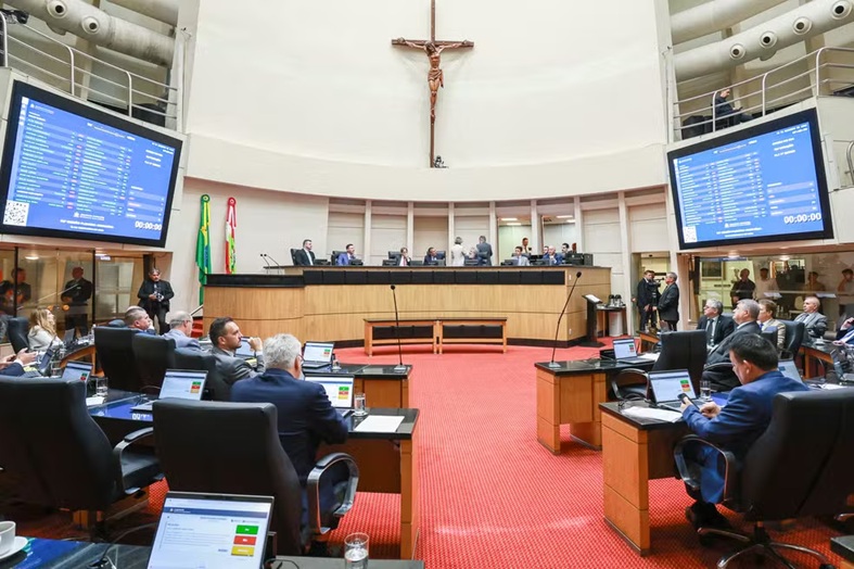 Deputados de SC aprovam projeto que aumenta gratificação deles próprios