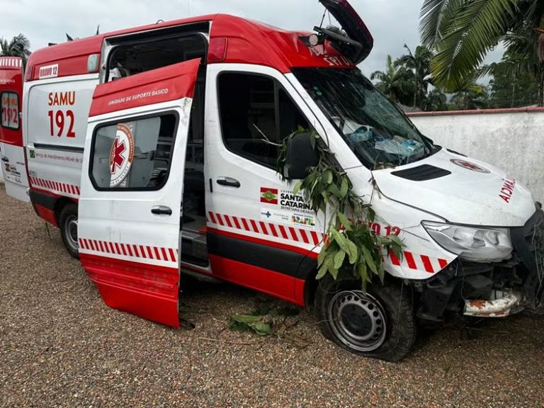 Paciente agride equipe do Samu, foge com ambulância e provoca acidente em SC