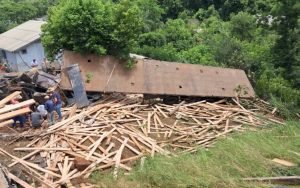 Adolescente e homem morrem após tombamento de caminhão no Oeste