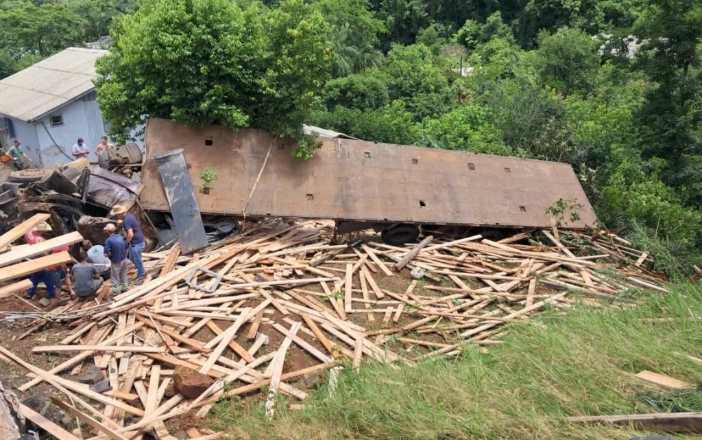 Adolescente e homem morrem após tombamento de caminhão no Oeste