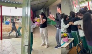 Alunos simulam briga e emocionam diretora com homenagem em escola de Fraiburgo
