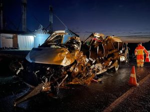 Tragédia: Colisão entre caminhão e micro-ônibus deixa cinco mortos no RS