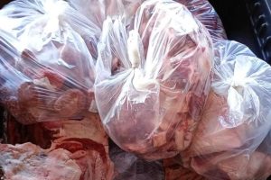 Operação flagra mais de uma tonelada de alimentos irregulares em Caçador