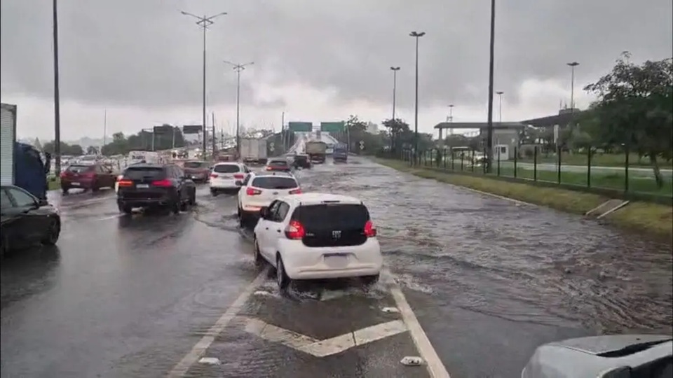 Temporal provoca alagamentos, deslizamentos e transtornos em várias cidades de SC
