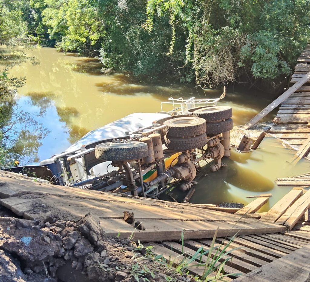 Caminhão betoneira despenca de ponte entre Caçador e Rio das Antas
