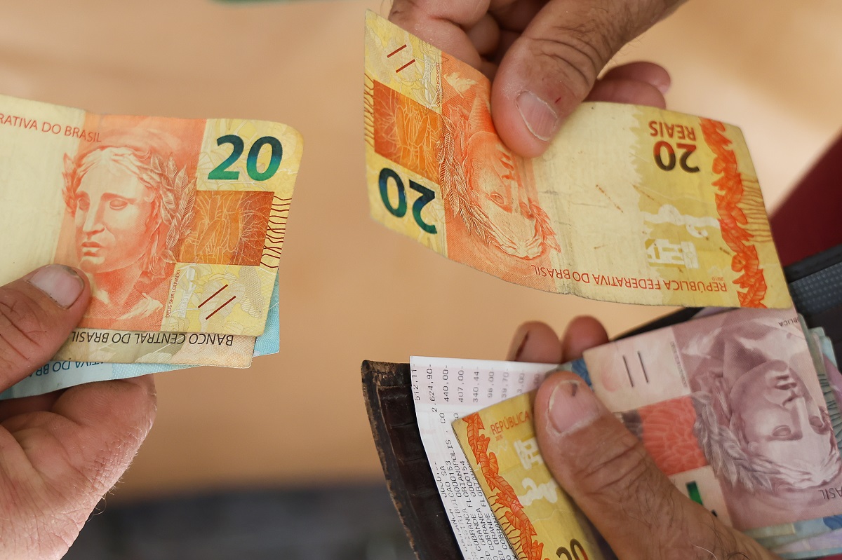 Salário mínimo de 2026 é confirmado em R$ 1.621 e terá reajuste acima da inflação