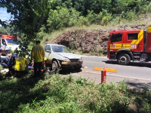 Motociclista de 18 anos fica preso embaixo de veículo após colisão no Oeste