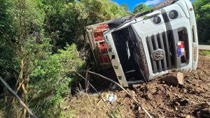 Caminhão com placas de Joaçaba tomba no RS e motorista fica ferido
