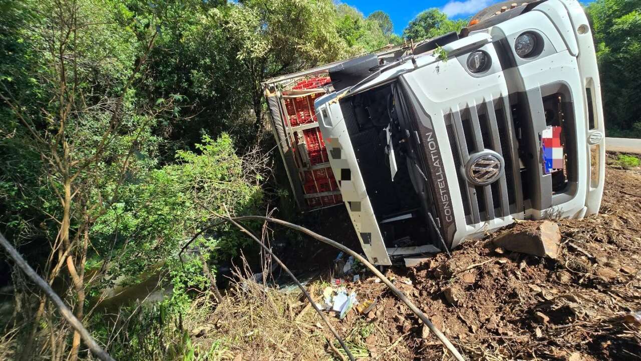 Caminhão com placas de Joaçaba tomba no RS e motorista fica ferido
