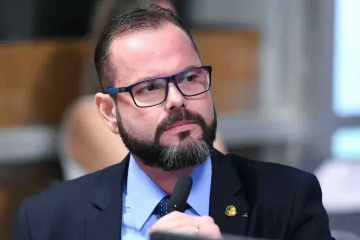 Senador de SC pagava R$ 31 mil para assessora nunca vista no gabinete