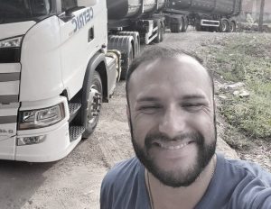 Acusado de matar caminhoneiro no Oeste se apresenta à polícia e é preso