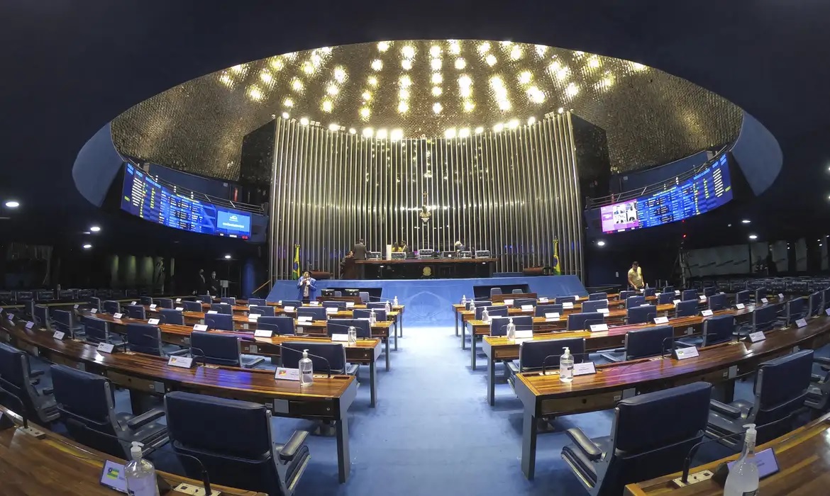 Senado avança com proposta que reduz jornada e põe fim ao modelo 6×1