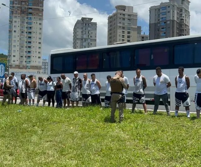 Cerca de 200 torcedores podem estar envolvidos em briga que fechou rodovia em SC