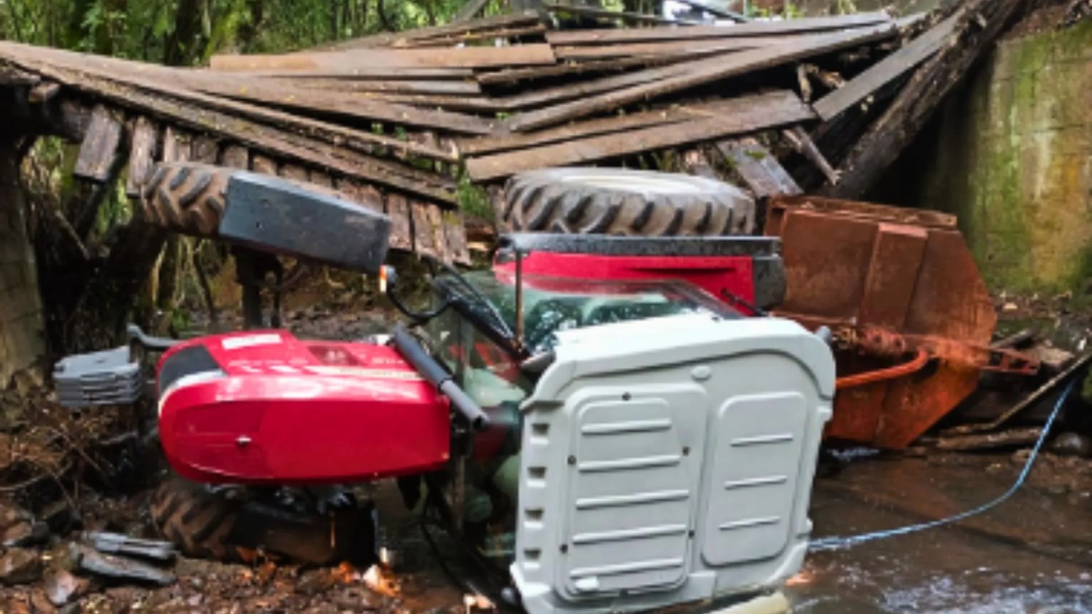 Ponte cede e trator da Prefeitura de Ibiam cai em rio