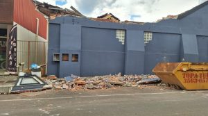 Fachada de prédio desaba sobre veículo em Caçador