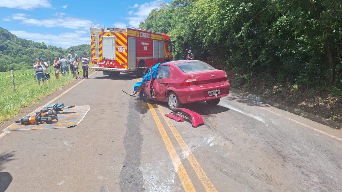 Colisão entre três veículos termina com idoso morto e quatro feridos em SC
