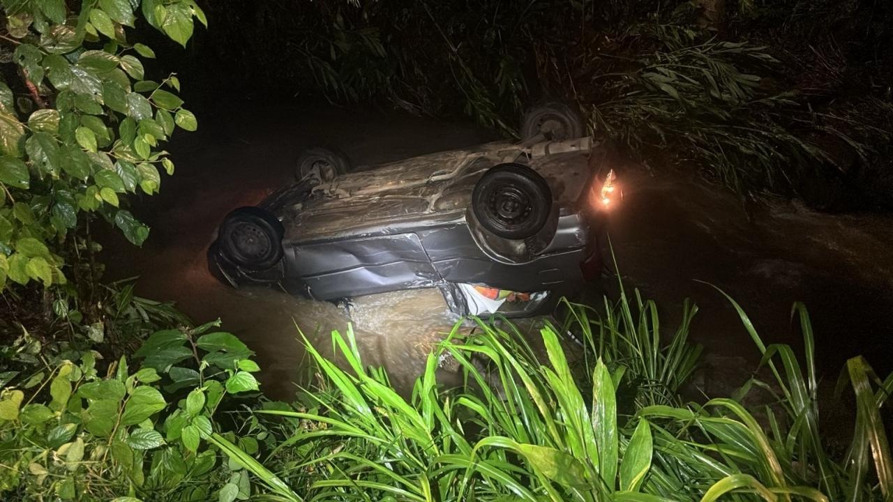 PM detalha acidente no Santa Tereza: Motorista afirma ter sido “fechado” por outro carro antes de capotar