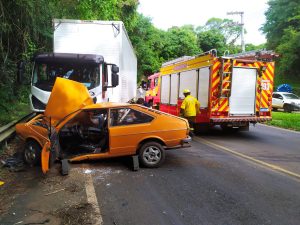 Vídeo! Motorista fica preso às ferragens após acidente entre carro e caminhão em Luzerna