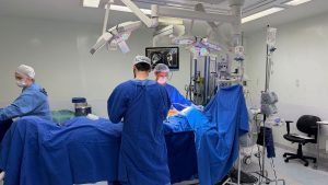 Cirurgia moderna em SC poderá permitir que menina com doença rara volte a caminhar