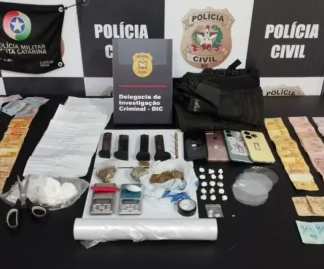 Operação contra o “tráfico delivery” prende dois e apreende 2,5 kg de drogas em SC