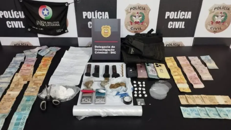 Operação contra o “tráfico delivery” prende dois e apreende 2,5 kg de drogas em SC