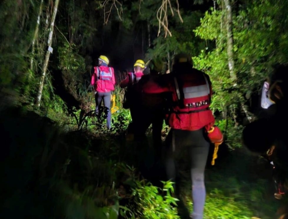Bombeiros retomam buscas por mãe e filha desaparecidas em rio no Oeste