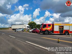 Colisão entre três veículos deixa mulher e crianças feridas em Campos Novos