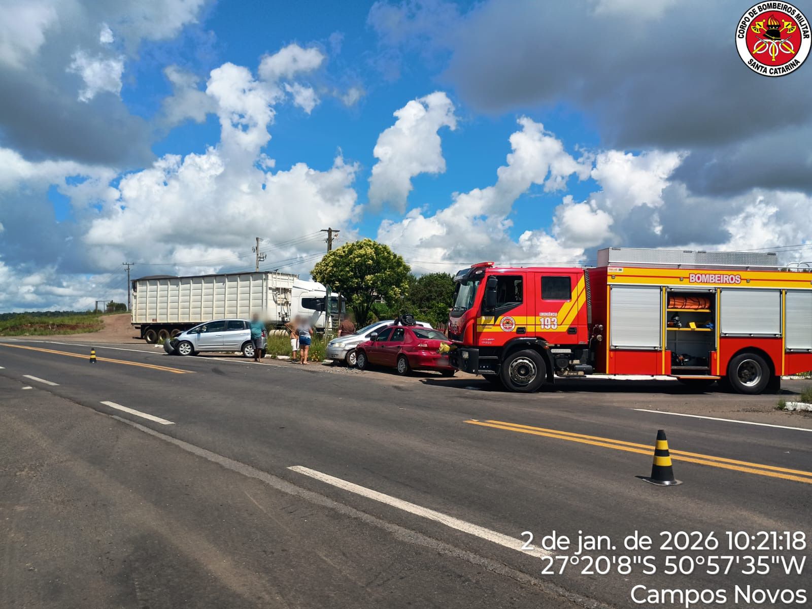 Colisão entre três veículos deixa mulher e crianças feridas em Campos Novos