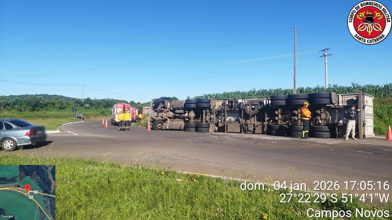 Carreta capota no trevo de acesso a Campos Novos