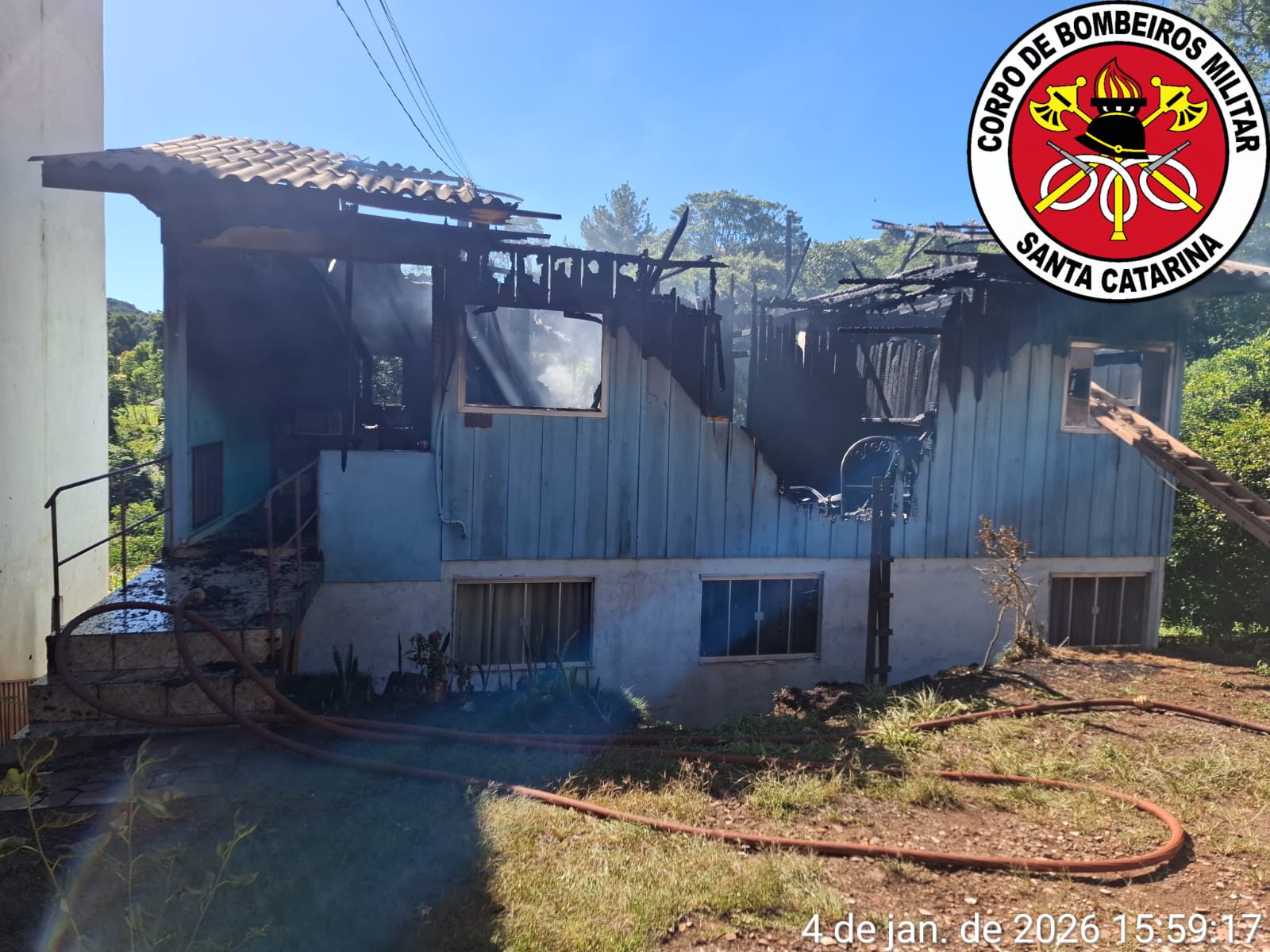 Incêndio destrói residência em Tangará