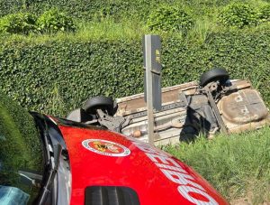 Mulher fica ferida após saída de pista e capotamento na BR-282, em Erval Velho