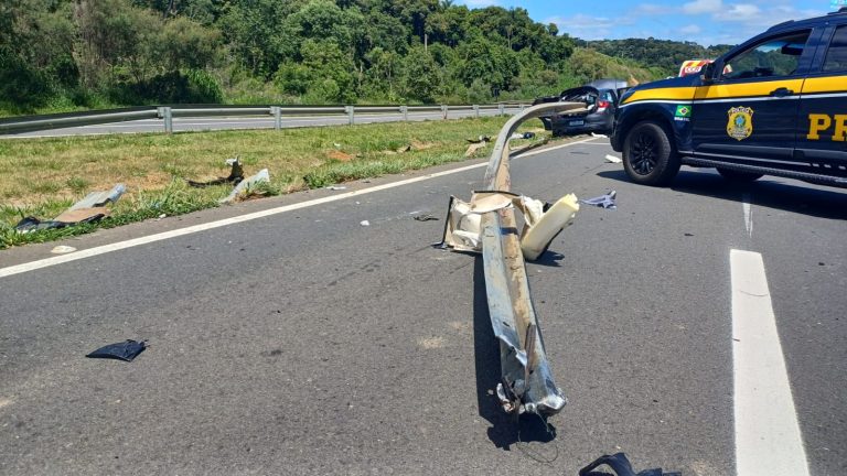 Criança morre após BMW sair da pista; veículo retornava de SC