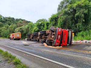 Carreta bitrem carregada de fertilizantes tomba na SC-157