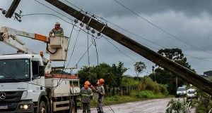 Após temporal, Celesc registra estragos na rede e falta de luz na região