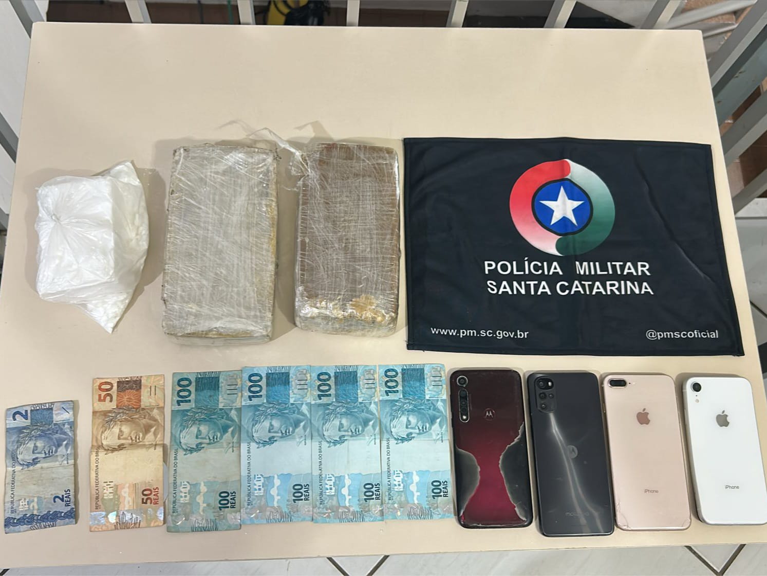 Ultrapassagem perigosa termina em prisão de casal com mais de 2kg de drogas em Videira