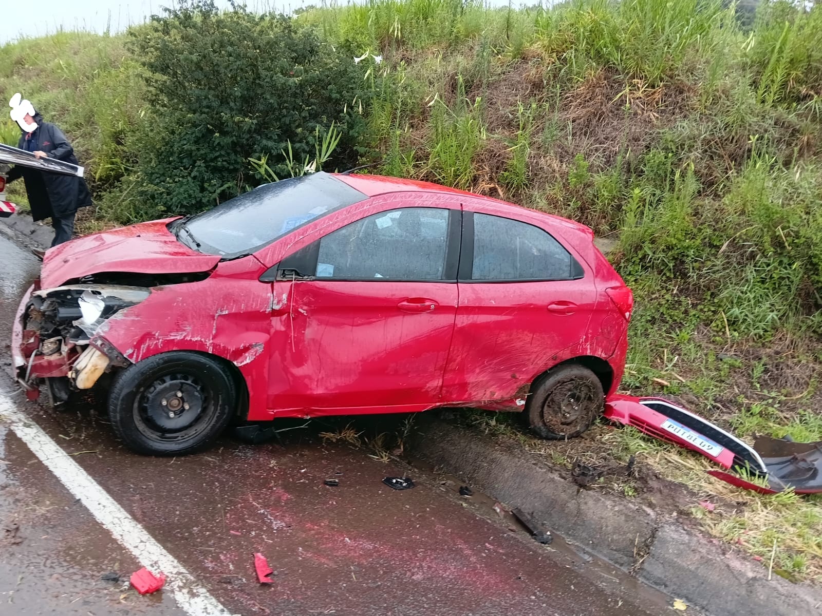 Ford Ka capota na SC-161; ocupantes saem ilesos