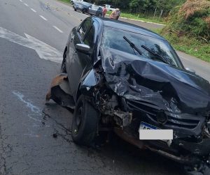 Colisão entre Voyage e Onix volta a alertar para o perigo no acesso ao Distrito de Santa Helena, na BR-282
