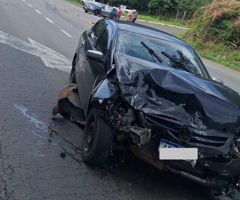 Colisão entre Voyage e Onix volta a alertar para o perigo no acesso ao Distrito de Santa Helena, na BR-282