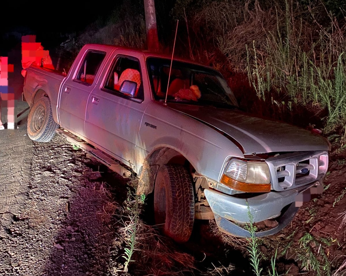 S10 sai da pista, cai em vala e deixa quatro feridos no Oeste de SC