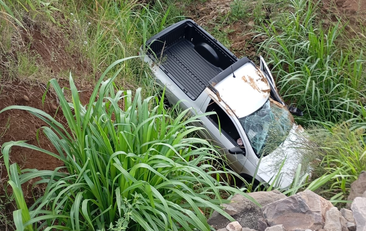 Grave acidente: Motorista é socorrido em parada cardiorrespiratória após carro cair em bueiro de 4 metros em SC