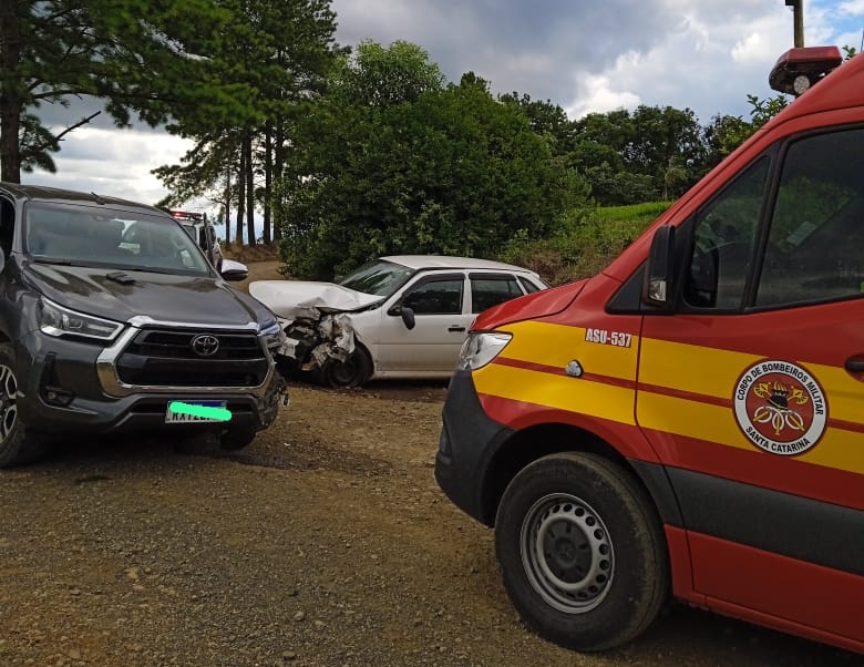 Perseguição e acidente: Ladrão bate Hilux furtada contra Gol durante fuga em Peritiba