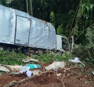 Caminhão cai em ribanceira de 10 metros na SC-305; vítimas conseguem sair do veículo