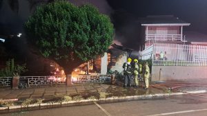 Homem tem 50% do corpo queimado ao tentar apagar incêndio em casa em Xaxim