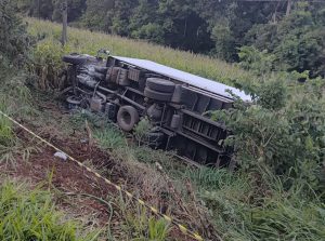 Colisão frontal entre carro e caminhão deixa um morto no Oeste